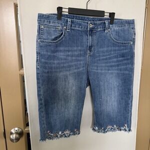 Grace In LA Womens 20 Blue Medium Wash Floral Embroidered Bermuda Jean‎ Shorts